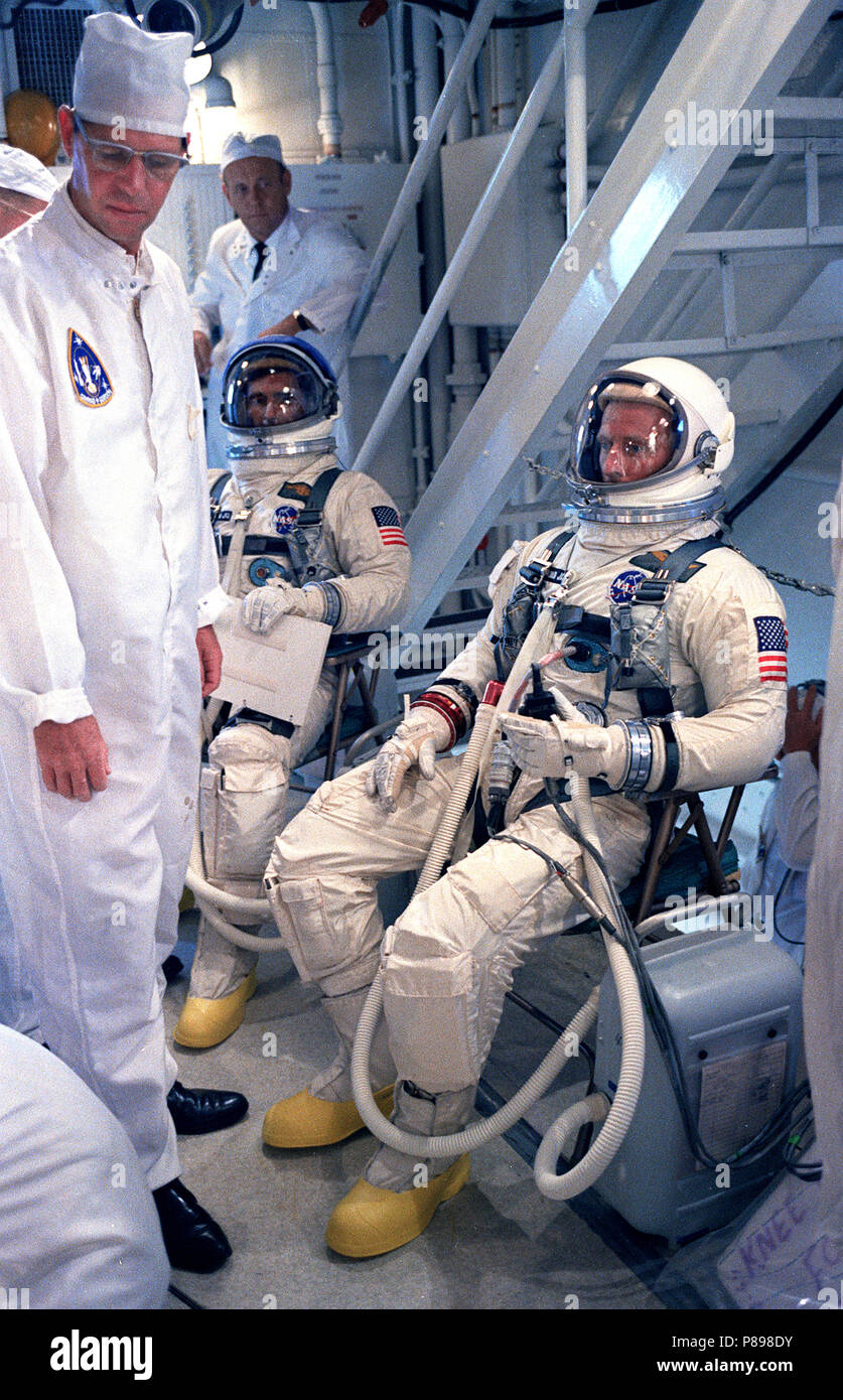 Gemini 11 Astronauten Charles Conrad jr., (rechts), Befehl Pilot, und Richard F. Gordon jr., (links), Pilot, sprechen mit Technikern im weißen Zimmer auf Pad 19 während der Gemini 11 Countdown Stockfoto