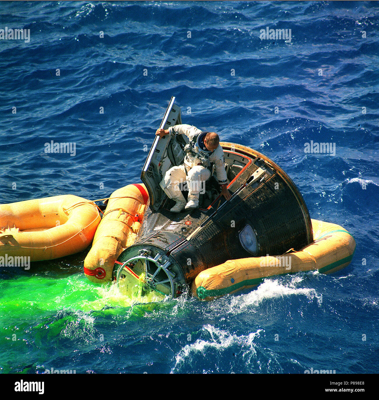Astronauten Charles Conrad jr., Befehl Pilot der Gemini 11 Space Mission, klettert von der Raumsonde Minuten nach Splashdown Stockfoto