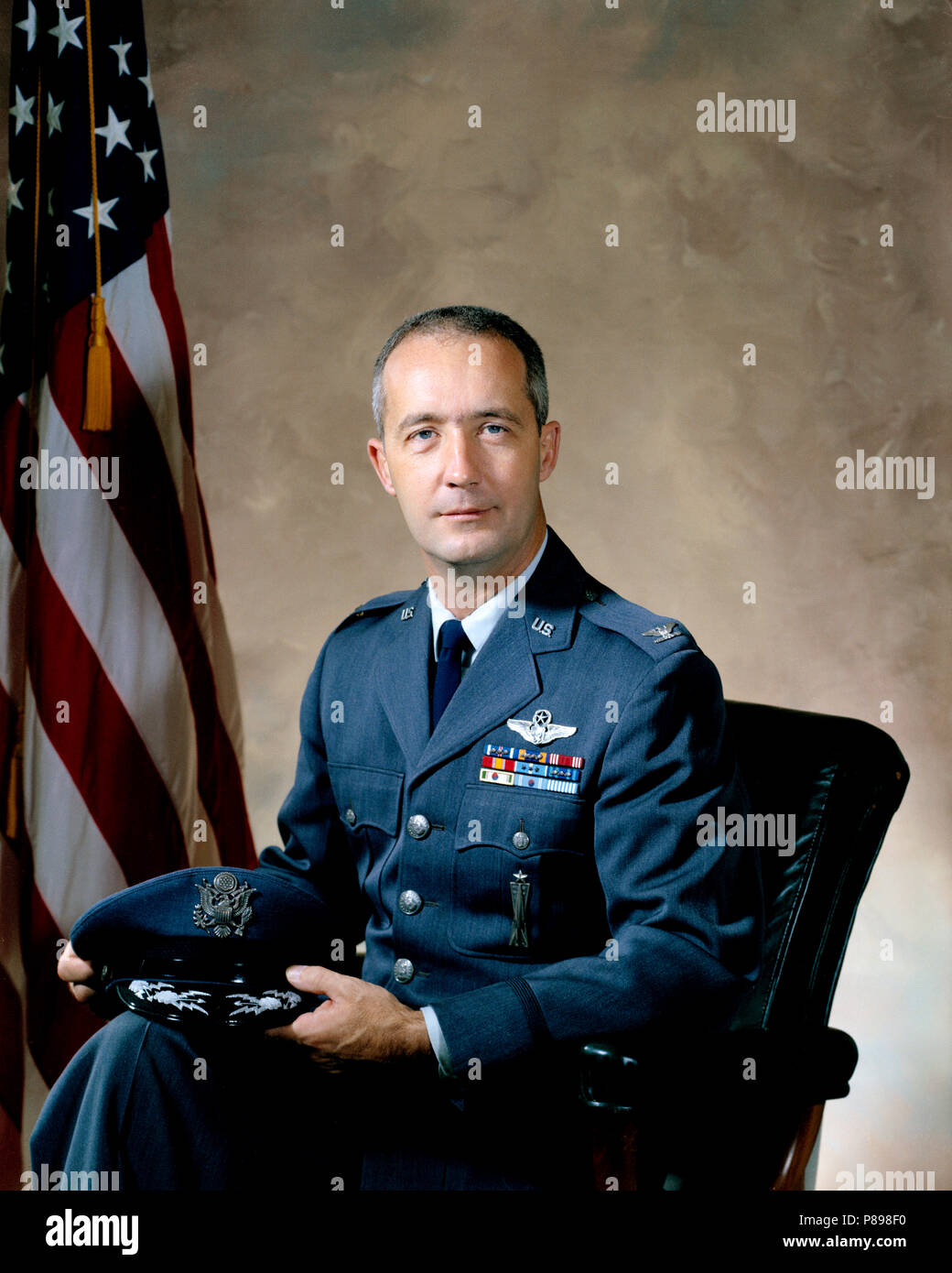 Portrait von Astronauten James A. McDivitt, in seiner Air Force Uniform mit Rangabzeichen, er ist Air Force Colonel Stockfoto