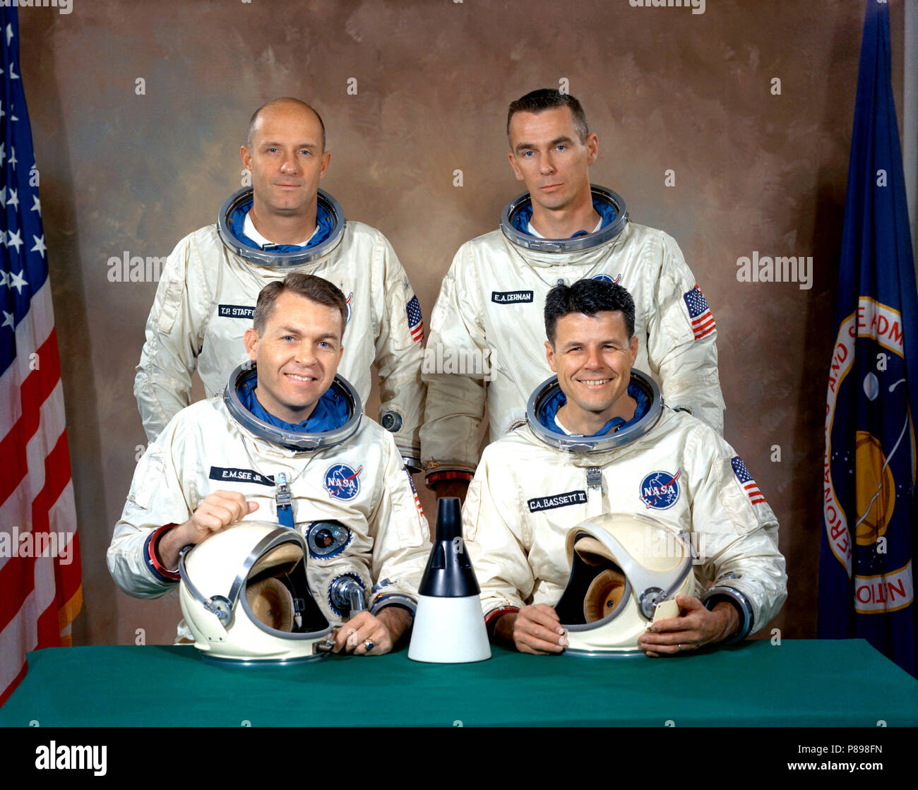 Zurück row-Astronauten Thomas P. Stafford (links), Befehl Pilot, und A. Eugene Cernan, Pilot. Front Row - backup Astronauten Elliott M. Siehe jr., Befehl Pilot, und Charles A. Bassett II. Stockfoto