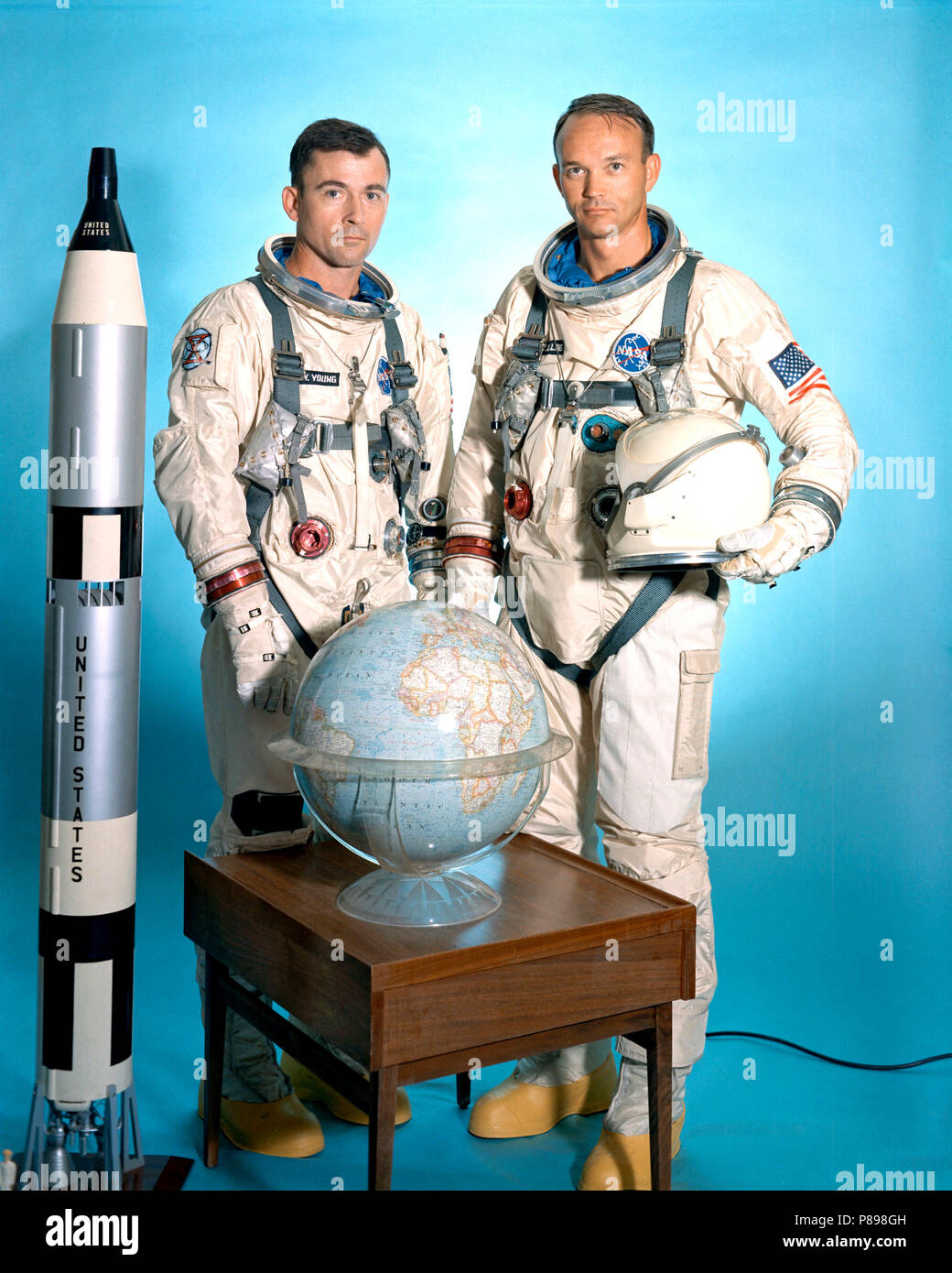 Gemini-10 Prime crew Portrait mit Astronauten John W. Young (links), Befehl Pilot, und Michael Collins, Pilot. Stockfoto