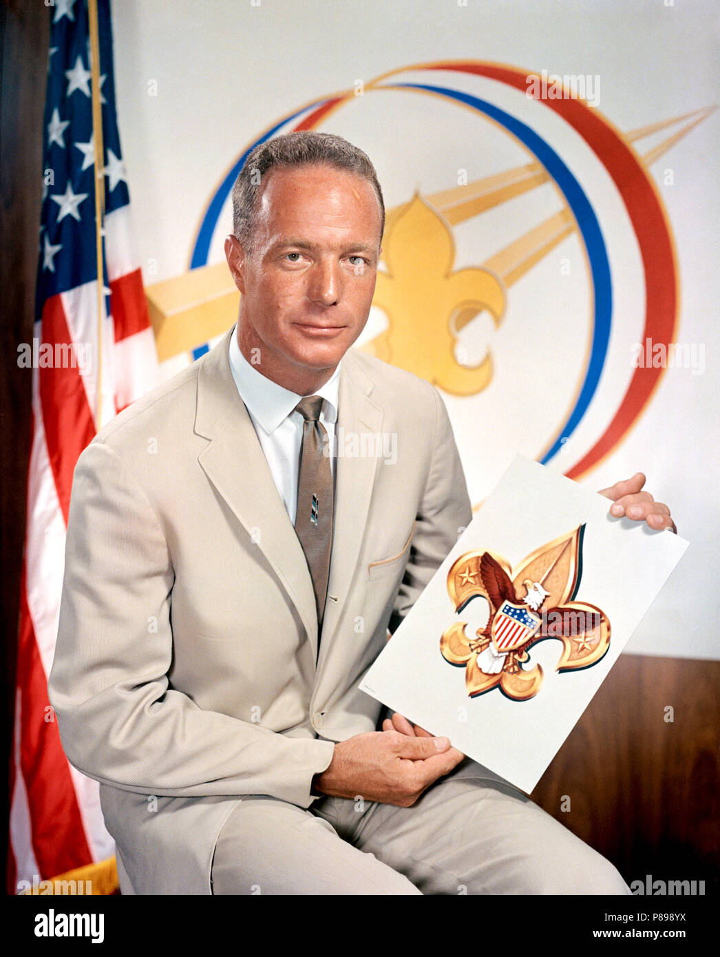 Portrait von Astronauten M. Scott Carpenter in ziviler Kleidung holding Bild der Pfadfinder-Emblem Stockfoto
