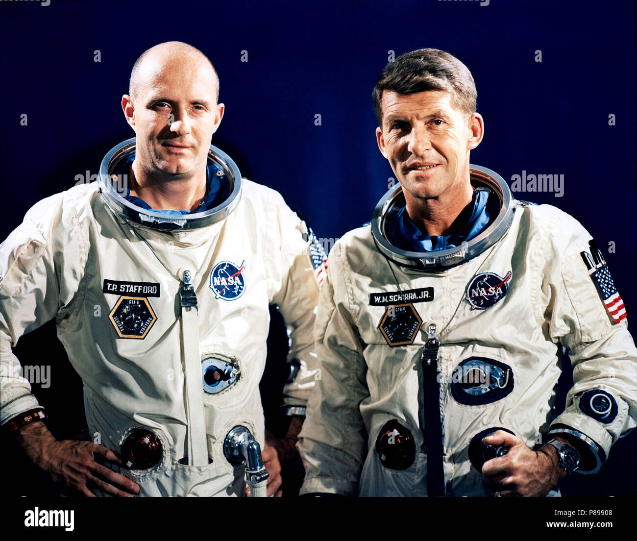 Gemini-6 Astronauten Thomas P. Stafford (links), Pilot, und Walter M. Schirra jr., Befehl Pilot, während angepasste Übungen in Cape Kennedy gezeigt Stockfoto