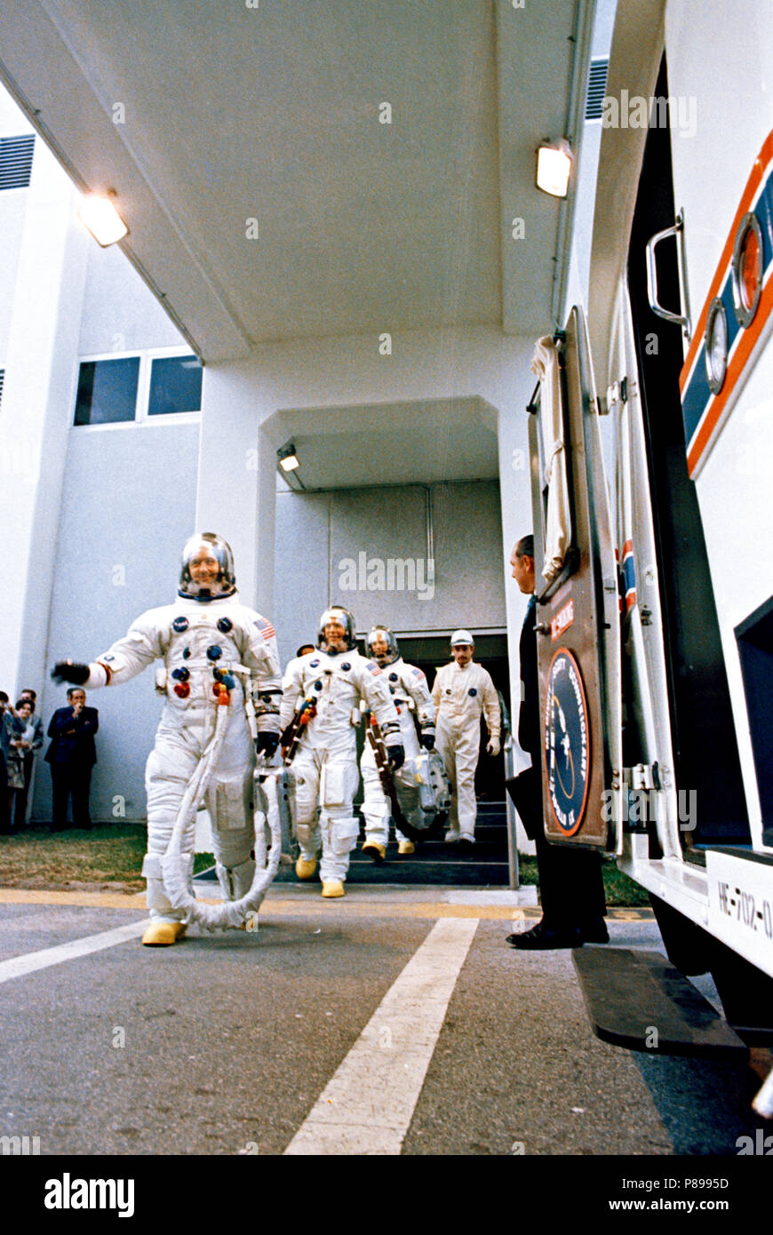 Vom 3. März 1969 - Apollo 9 Crew verlässt Kennedy Space Center bemannte Raumfahrzeuge Operationen Geb. für Apollo 9 prelaunch Countdown. Führende ist James A. McDivitt, gefolgt von David R. Scott, und Russell L. Schweicka Stockfoto