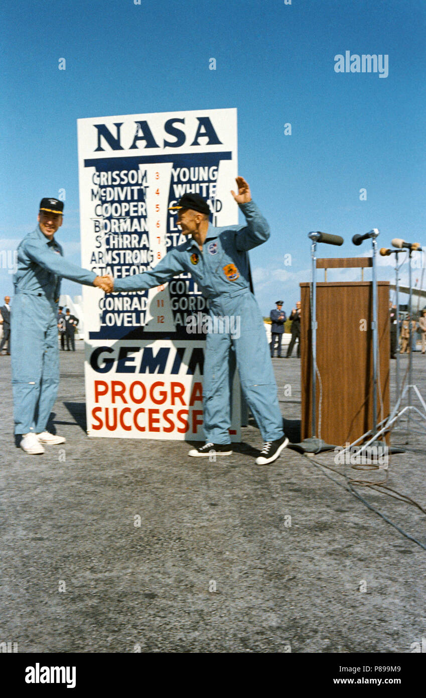 Gemini-12 Astronauten James A. Lovell Jr. (links), und Edwin E. Aldrin Jr., Pilot, schütteln Hände vor der National Aeronautics und Space Administration Gemini Fortschrittsbericht Zeichen Stockfoto