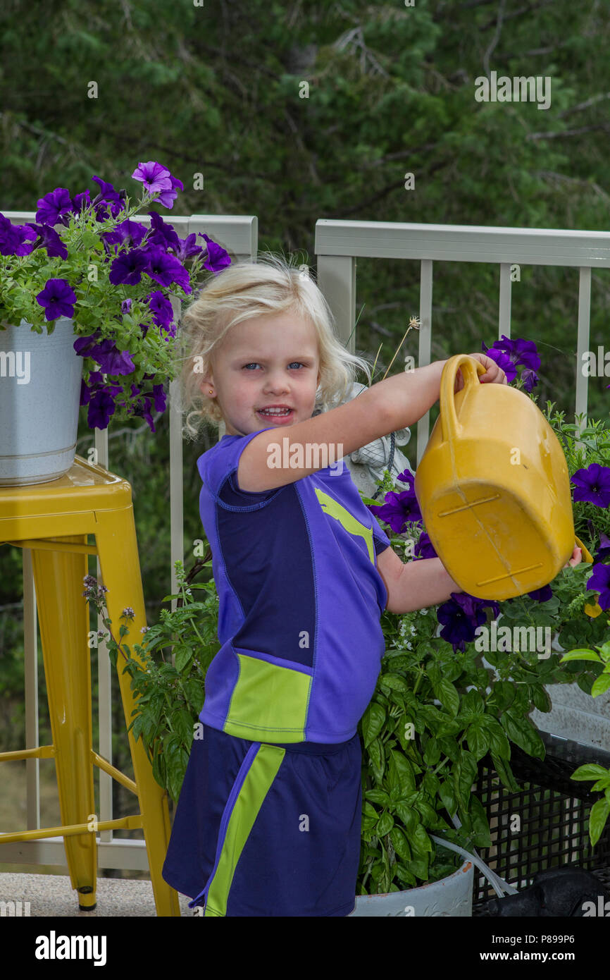 Petty, blond, jugendliche Mädchen, Bewässerung von Pflanzen, im Freien. Model Release #113 Stockfoto