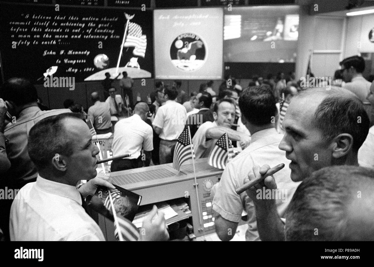 Blick auf Mission Operations Control Room im Mission Control Center (MCC), bemannte Raumfahrzeuge Center (MSC), Flight Controller feiern erfolgreichen Abschluss der Apollo-11-Mission Stockfoto