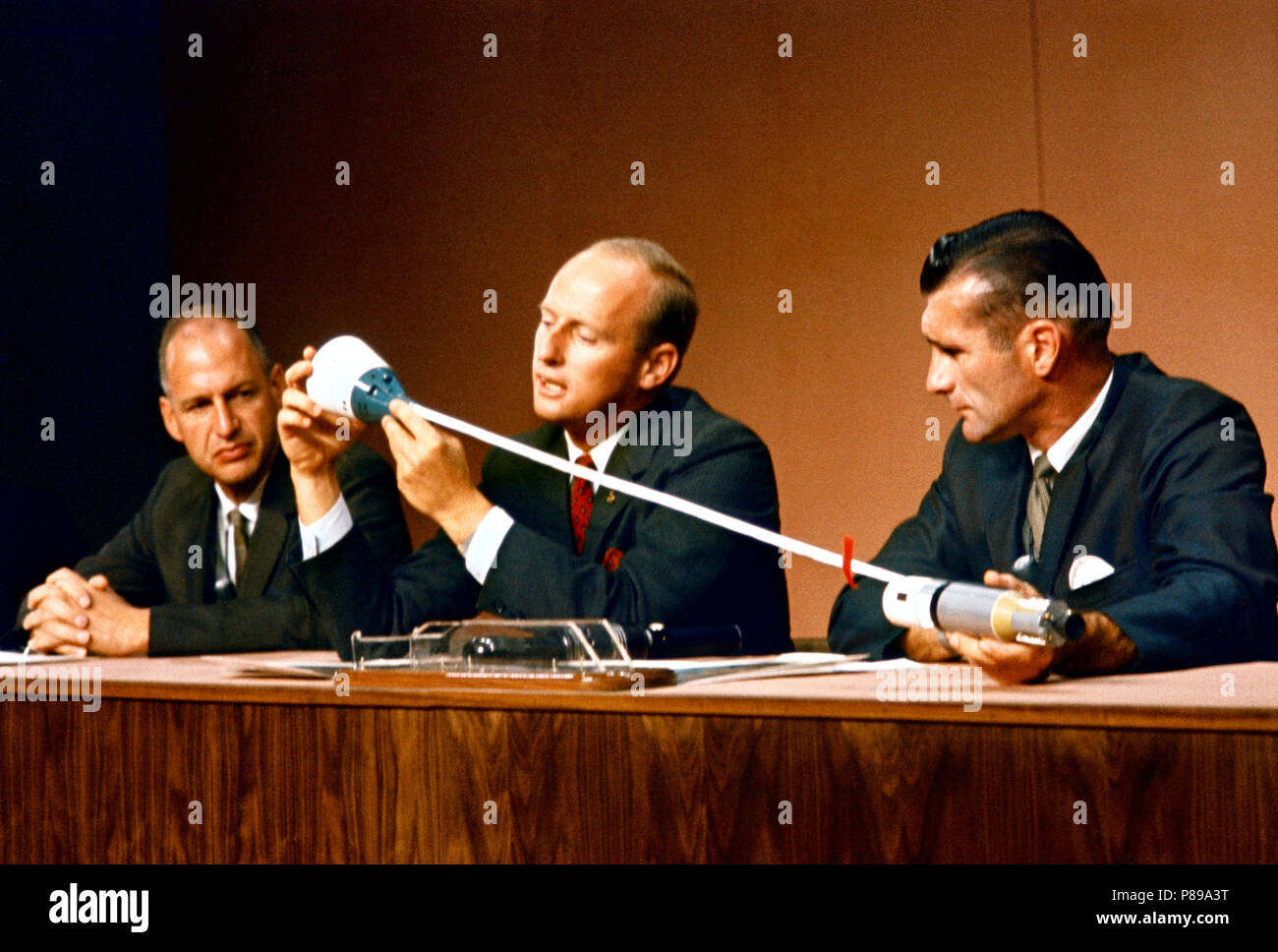 Astronauten Charles Conrad Jr (Mitte), Gemini-11 Prime crew Befehl Pilot, bespricht die Gemini-11 Agena halteband vor einer Versammlung von Vertretern der Medien Nachrichten Stockfoto