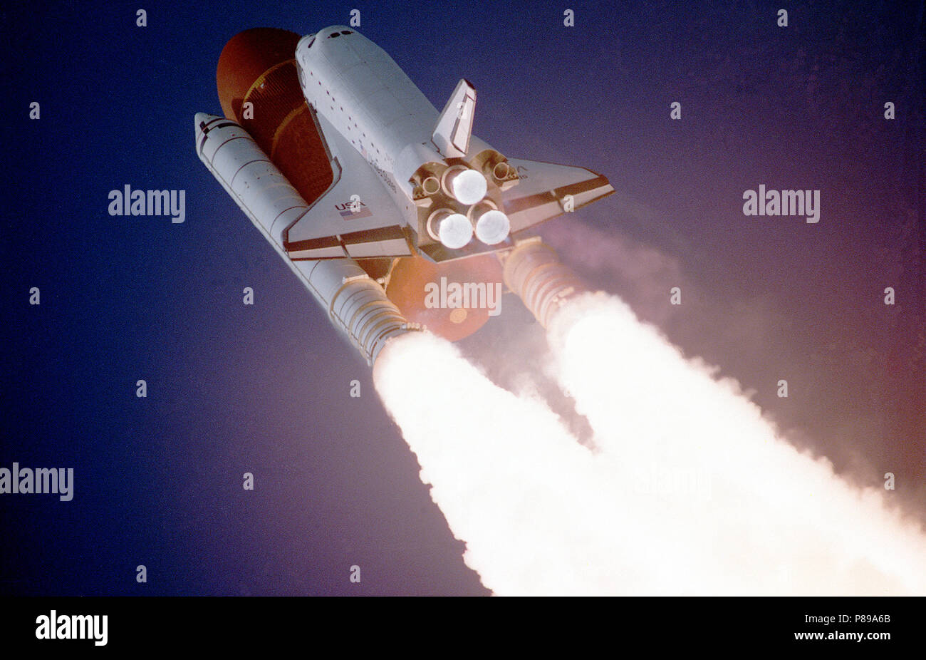 Space Shuttle Atlantis nimmt Flug auf der STS-27 Mission am Dezember 2,  1988, 9:30 Uhr EST Stockfotografie - Alamy