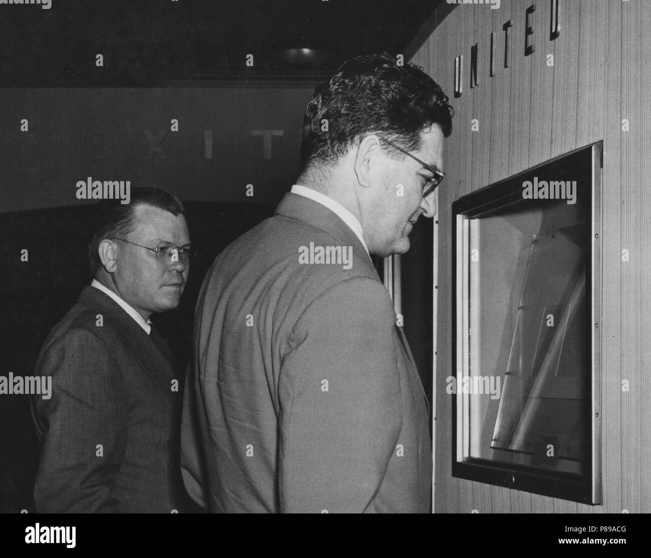 Foto von General Services Administration (GSA) Administrator Jess Larson und US-Archivar, Wayne C. Grover, bei der Eröffnung der Freiheit Bahn Ausstellung im National Archives Gebäude Stockfoto