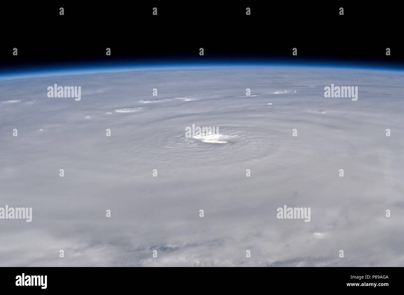 NASA-Bild aufgenommen August 30, 2010 - durch eine Expedition 24-Crew auf der Internationalen Raumstation fotografiert, das ist eine oblique Ansicht des Auges (Mitte) von der Hurrikan Graf. Das Foto wurde mit einem digitalen noch mit einem 50-mm-Objektiv Kamera genommen. Stockfoto