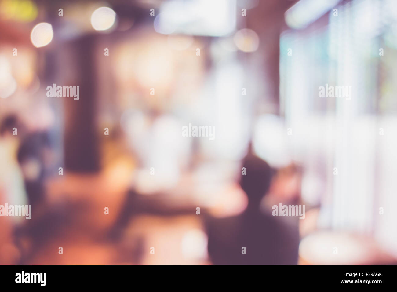 Unscharfer Hintergrund des Kunden Speisen im Cafe Restaurant blur Hintergrund mit bokeh Licht. Freizeit lifestyle Stockfoto