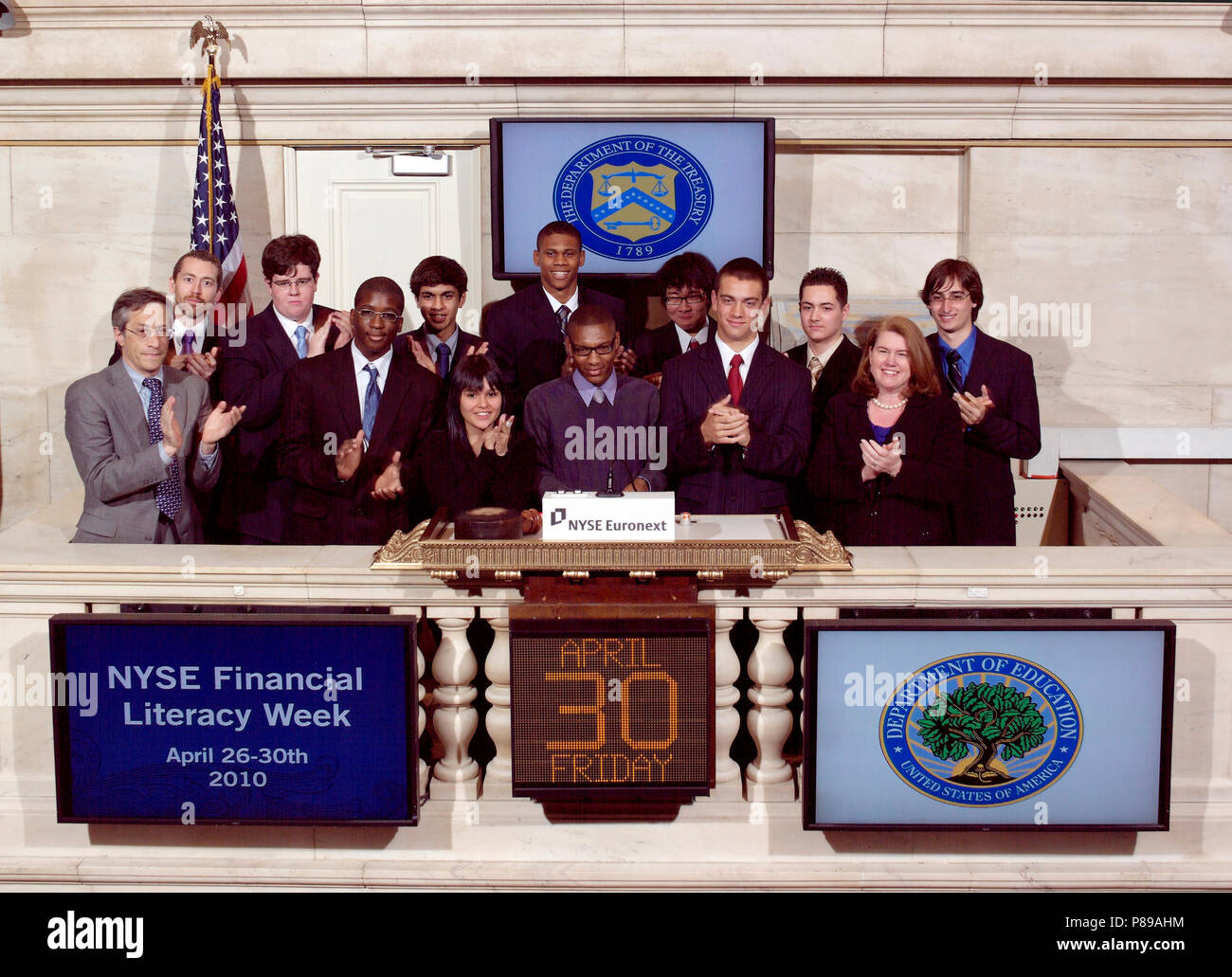 Am 30. April 2010, Studenten und Pädagogen, die in der Obama-regierung nationale finanzielle Fähigkeit Herausforderung teilgenommen besuchte die New York Stock Exchange (NYSE) die Anlage Tour und Ring der schließenden Glocke Stockfoto