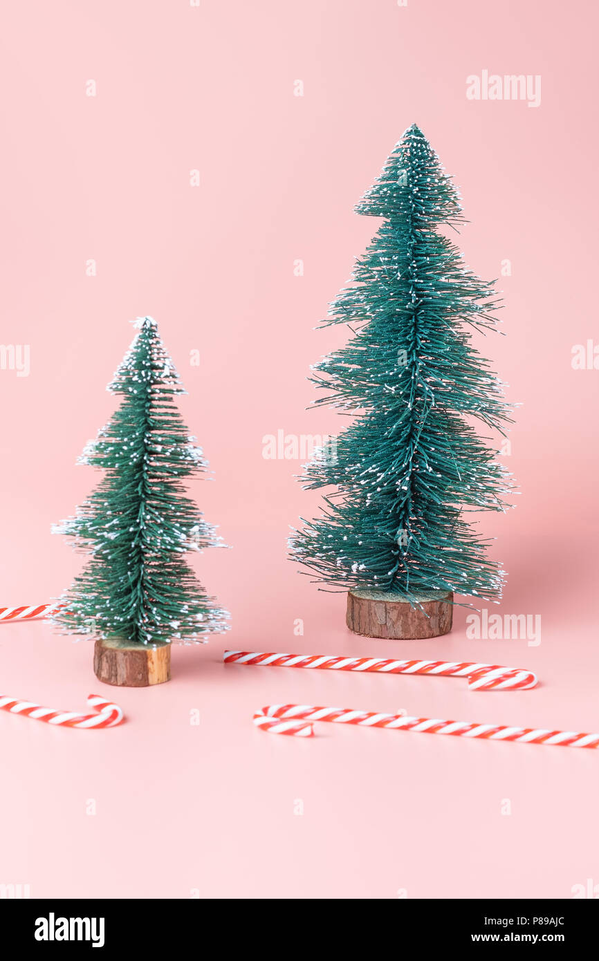 Baum Christbaum mit Zuckerstange auf Pastell Pink Studio Hintergrund. Urlaub festliche Feier Grußkarte mit Kopie Raum Stockfoto