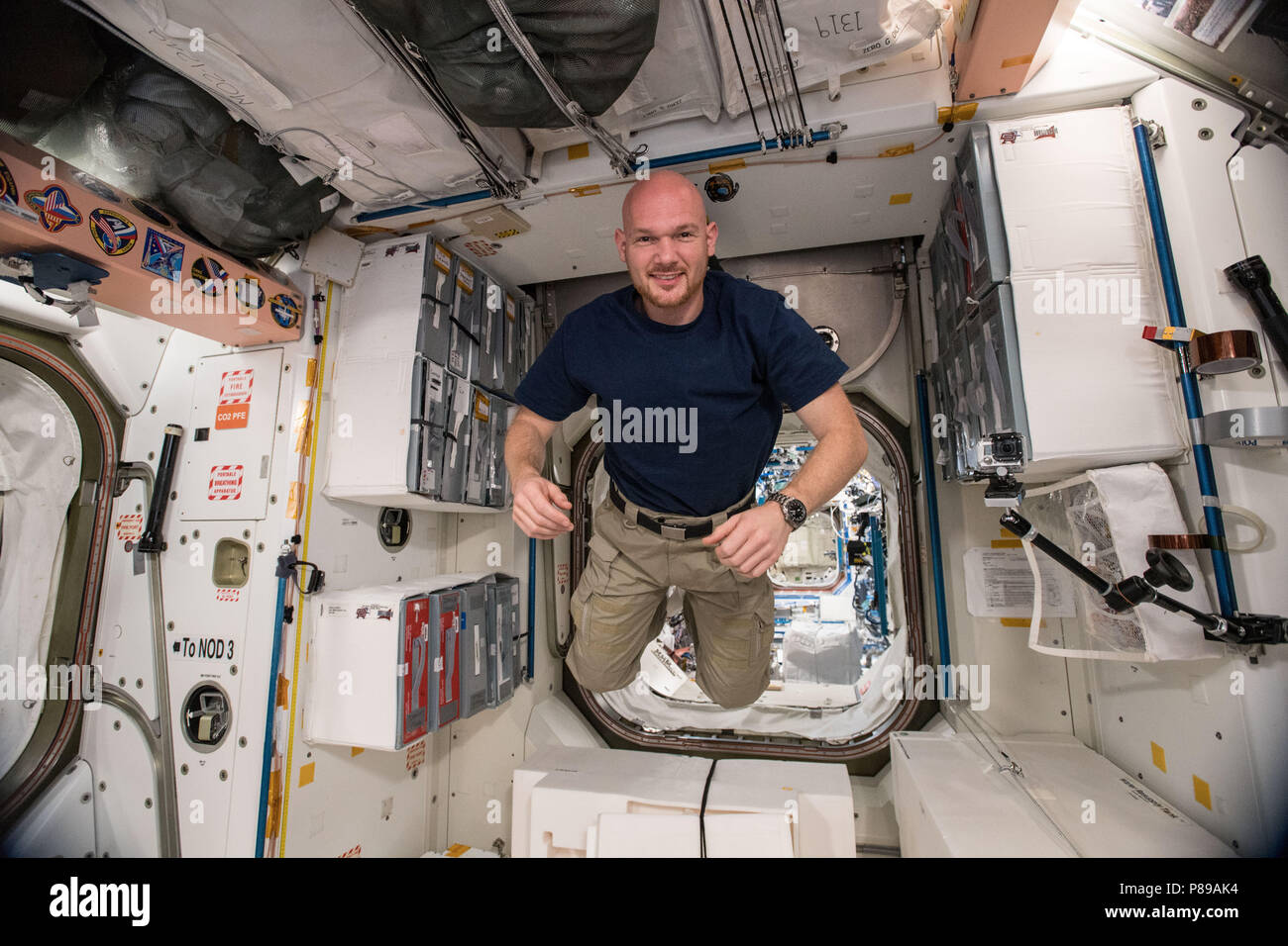 Der deutsche Astronaut Alexander Gerst der Europäischen Weltraumorganisation schwimmt im Inneren der Einheit Modul, welches die US-Segment der ISS das russische Segment Juni 22, 2018 in der Erdumlaufbahn verbindet. Stockfoto