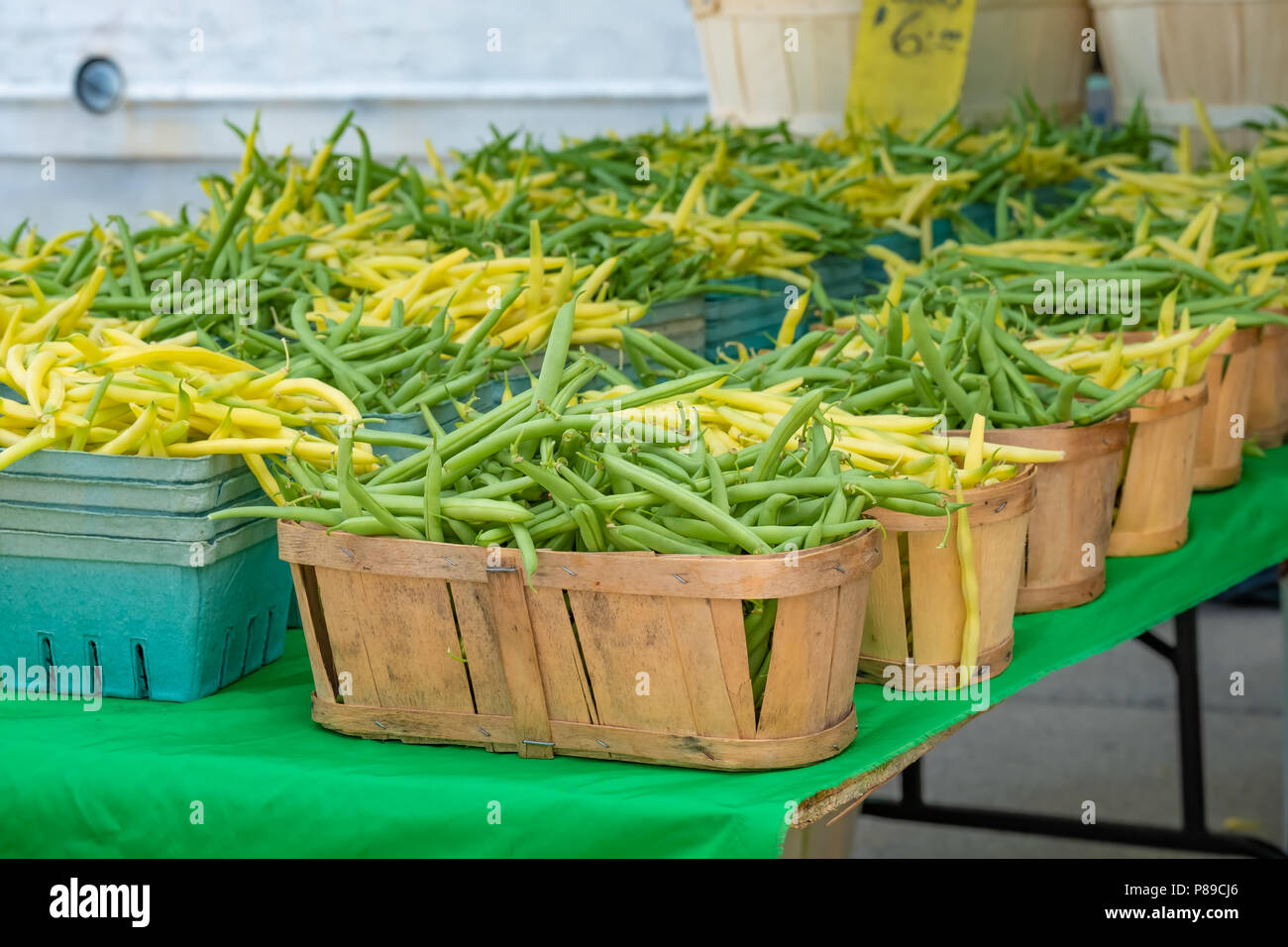 Grüne und gelbe Bohnen auf Anzeige an einem Downtown Farmers Market in Toronto, Ontario, Kanada. Stockfoto