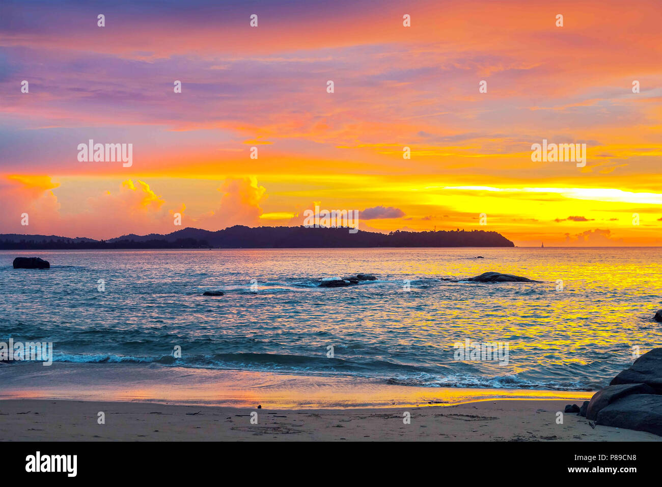 Sonnenuntergang über dem Meer in Thailand. Stockfoto