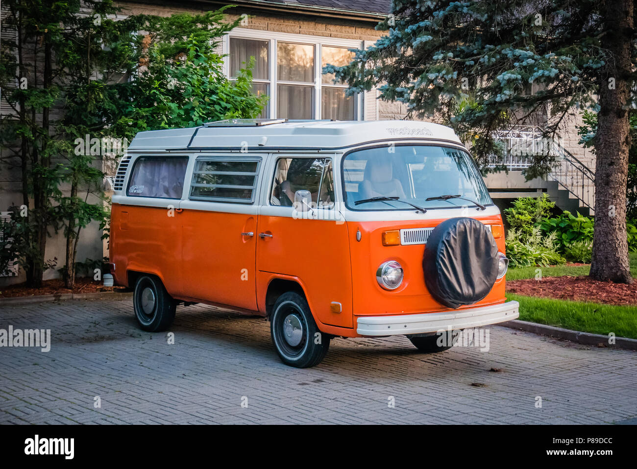 Orange VW Typ 2 Wohnmobil Stockfoto