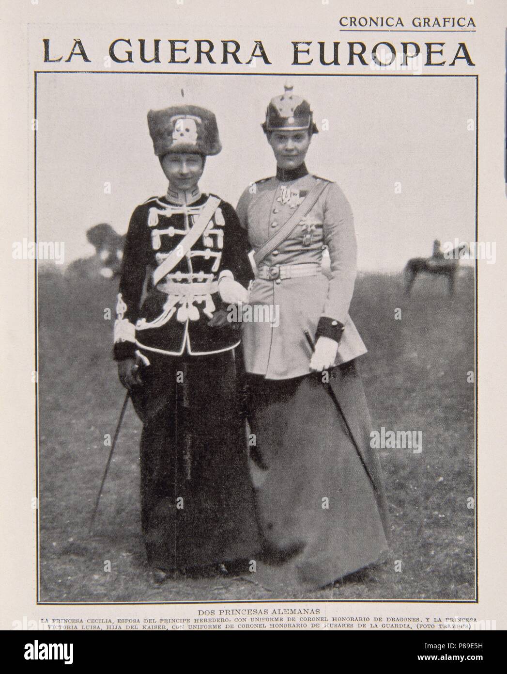 REVISTA B/N - PRINCESAS ALEMANAS CECILIA Y VICTORIA LUISA EN UNIFORME. Stockfoto