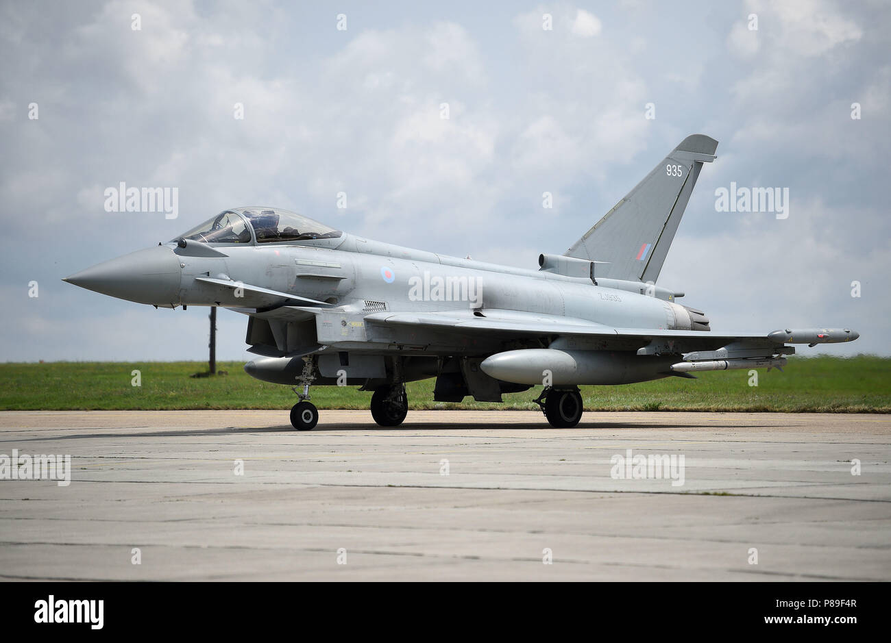 Ein Taifun Flugzeuge Taxis auf der Landebahn von Mihail Kogalniceanu Air Base in Constanta, Rumänien, wo die RAF spielen eine führende Rolle in der NATO-Enhanced Air Policing Mission. Stockfoto