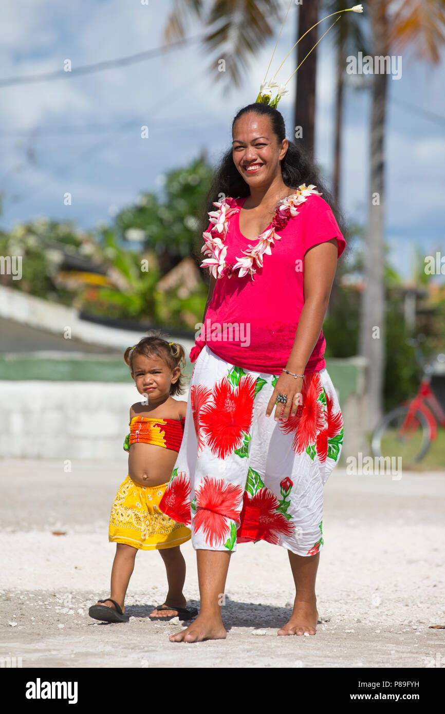Frau und Tochter, Tuamotus, Französisch Polynesien Stockfoto
