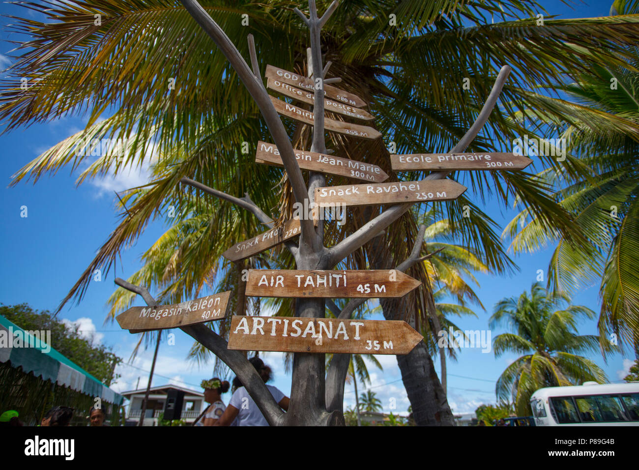 Richtung Wegweiser auf Manihi Atoll Stockfoto