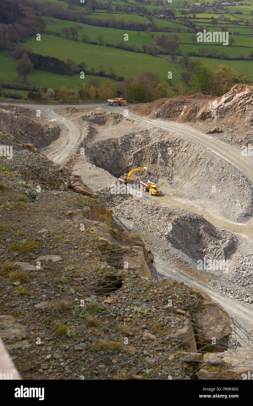 Die Aussicht von oben von Criggion Steinbruch auf der Suche in den Steinbruch. Powys, Wales. April. Stockfoto