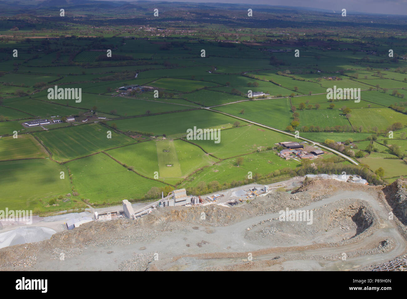 Die Aussicht von oben von Criggion Steinbruch, Powys, Wales. April. Stockfoto