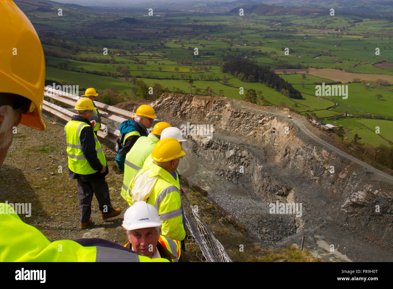 Geologen über steinbruch von einem Aussichtspunkt. Criggion Steinbruch, Powys, Wales. April. Stockfoto