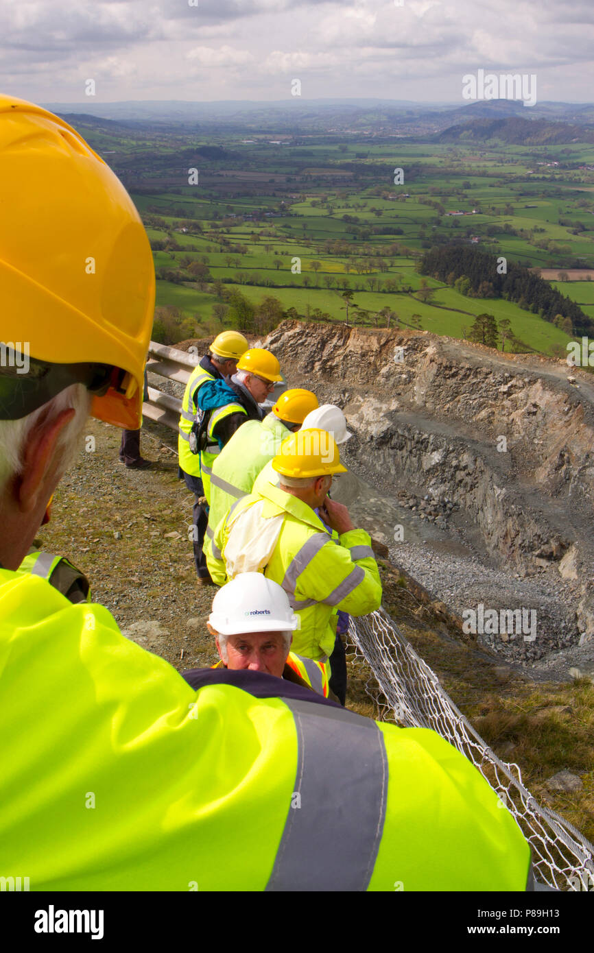 Geologen über steinbruch von einem Aussichtspunkt. Criggion Steinbruch, Powys, Wales. April. Stockfoto