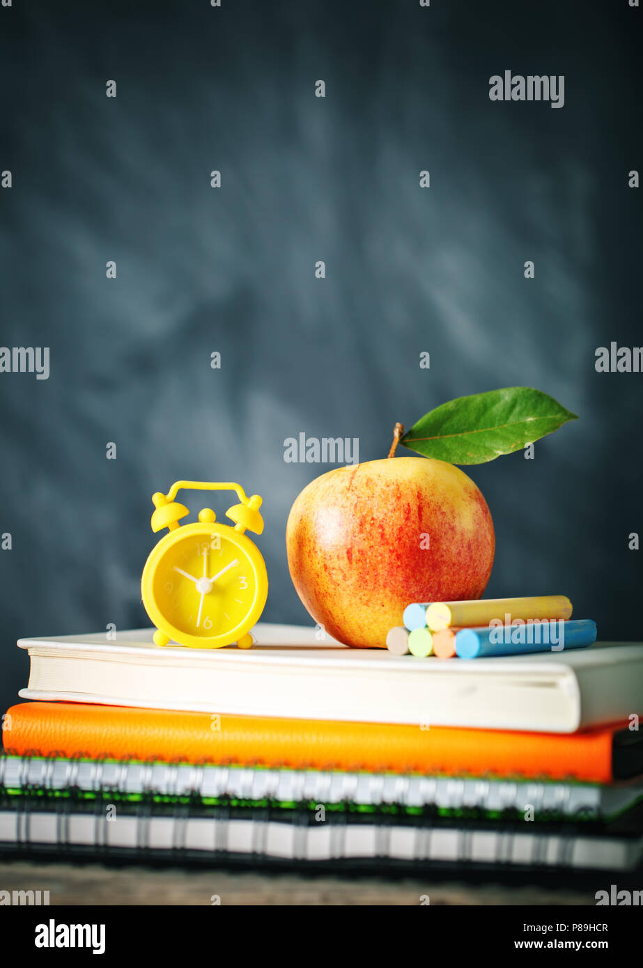 Zurück zu Hintergrund Schule mit Schulmaterial. Stockfoto