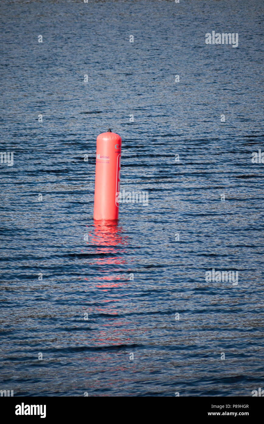 Eine aufblasbare Marker Boje im Wasser schwimmenden am Loch Leven, Schottland. Stockfoto