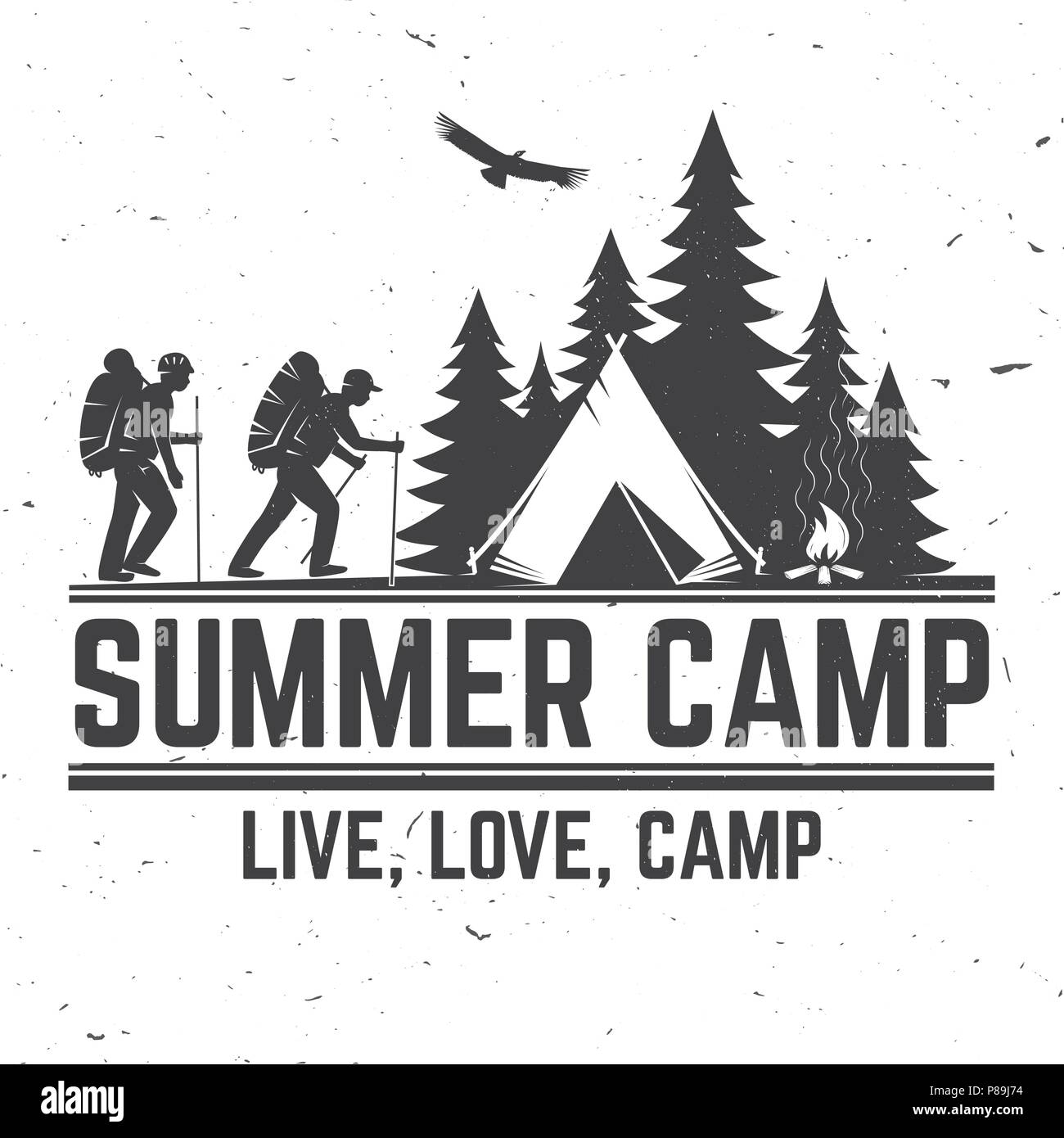 Sommer Camp. Vector Illustration. Konzept für Hemd oder Logo, Print, Stempel oder T-Stück. Vintage Typografie Design mit Wanderern, camping Zelt und Wald Silhouette. Stock Vektor
