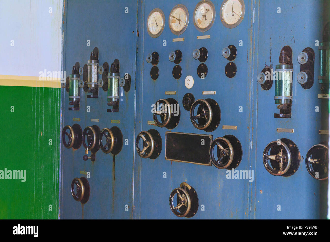 Alte service elektrische Trafostation oder Wartung Switchboard. Stockfoto