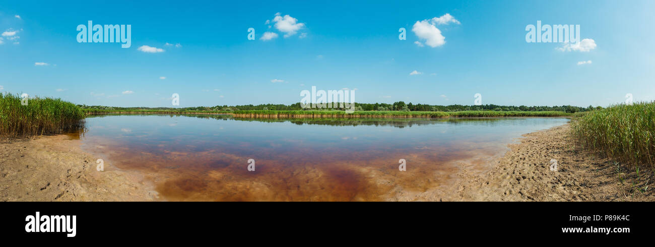 Sommer Pryschukove dunkel braun-rote Jod See mit einer therapeutischen Wirkung durch den hohen Gehalt an Jod (Kherson, Ukraine). Stockfoto