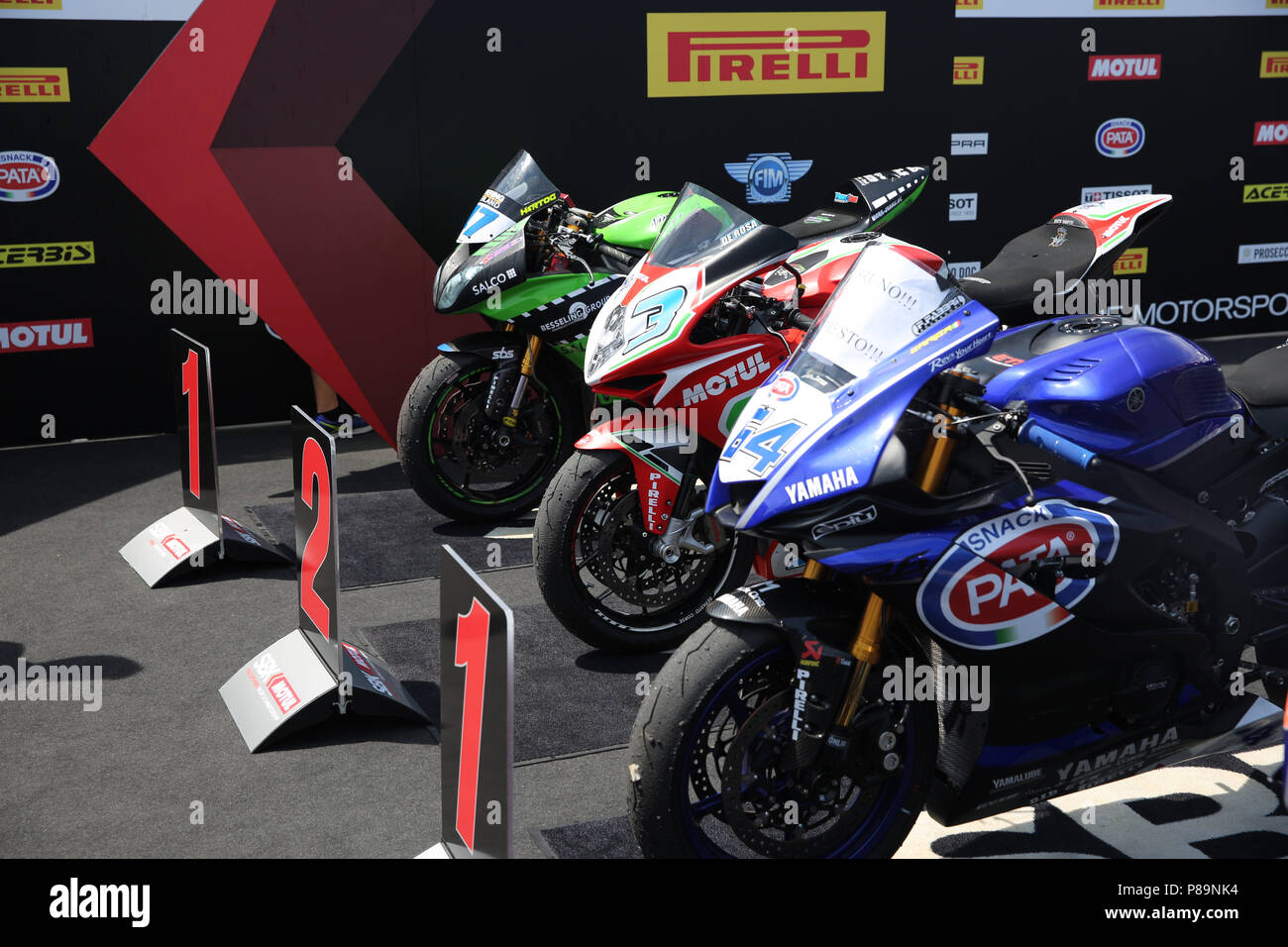 Misano Adriatico, Italien. 08 Juli, 2018. F Caricasulo-R De Rosa-S Cortese beim Podium worldSSP die Motul FIM Superbike Meisterschaft - Italienisch runden Sonntag Rennen während der World Superbikes-Stromkreis PIRELLI Riviera di Rimini rund, 6. - 8. Juli 2018 in Misano, Italien. Quelle: Fabio Averna/Pacific Press/Alamy leben Nachrichten Stockfoto