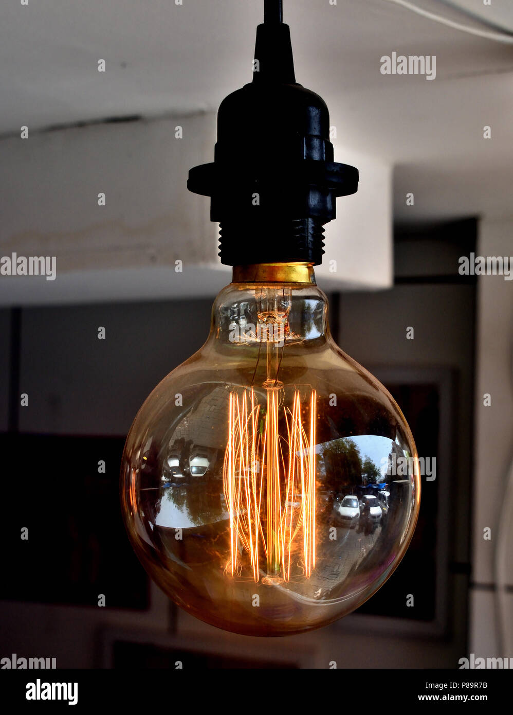 Glühende Wolframwendel eines Edison Glühlampe Innenausstattung verwendet Stockfoto
