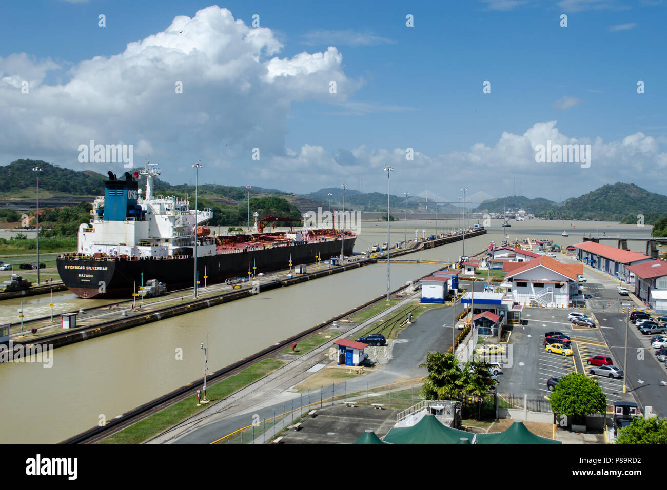 Ein Blick auf ein Schiff während der Durchfahrt durch den Panamakanal Miraflores Schleusen Stockfoto