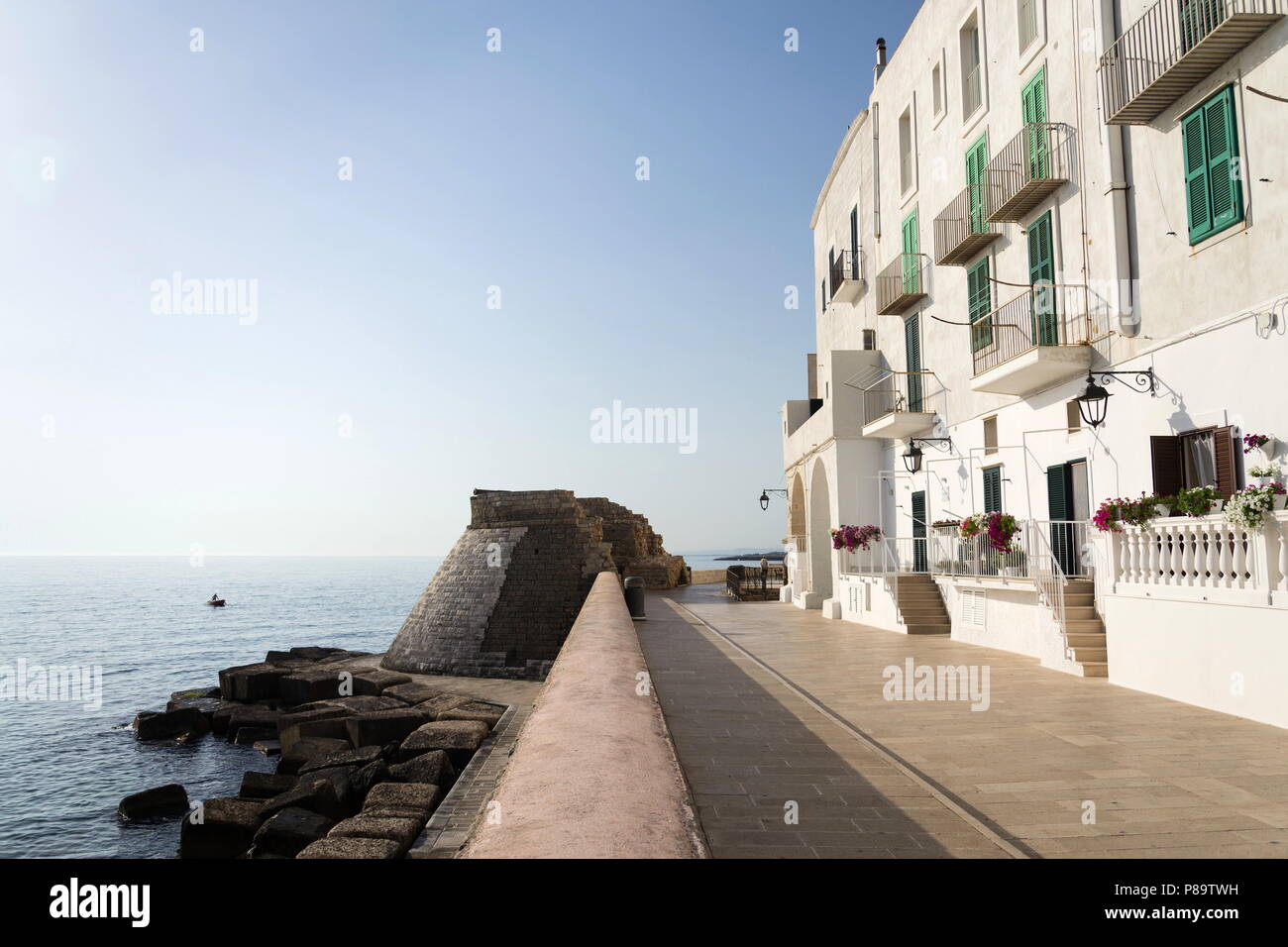 Direkt am Meer mit promede Befestigungsmauer in Monopoli, Apulien, Italien bleibt Stockfoto