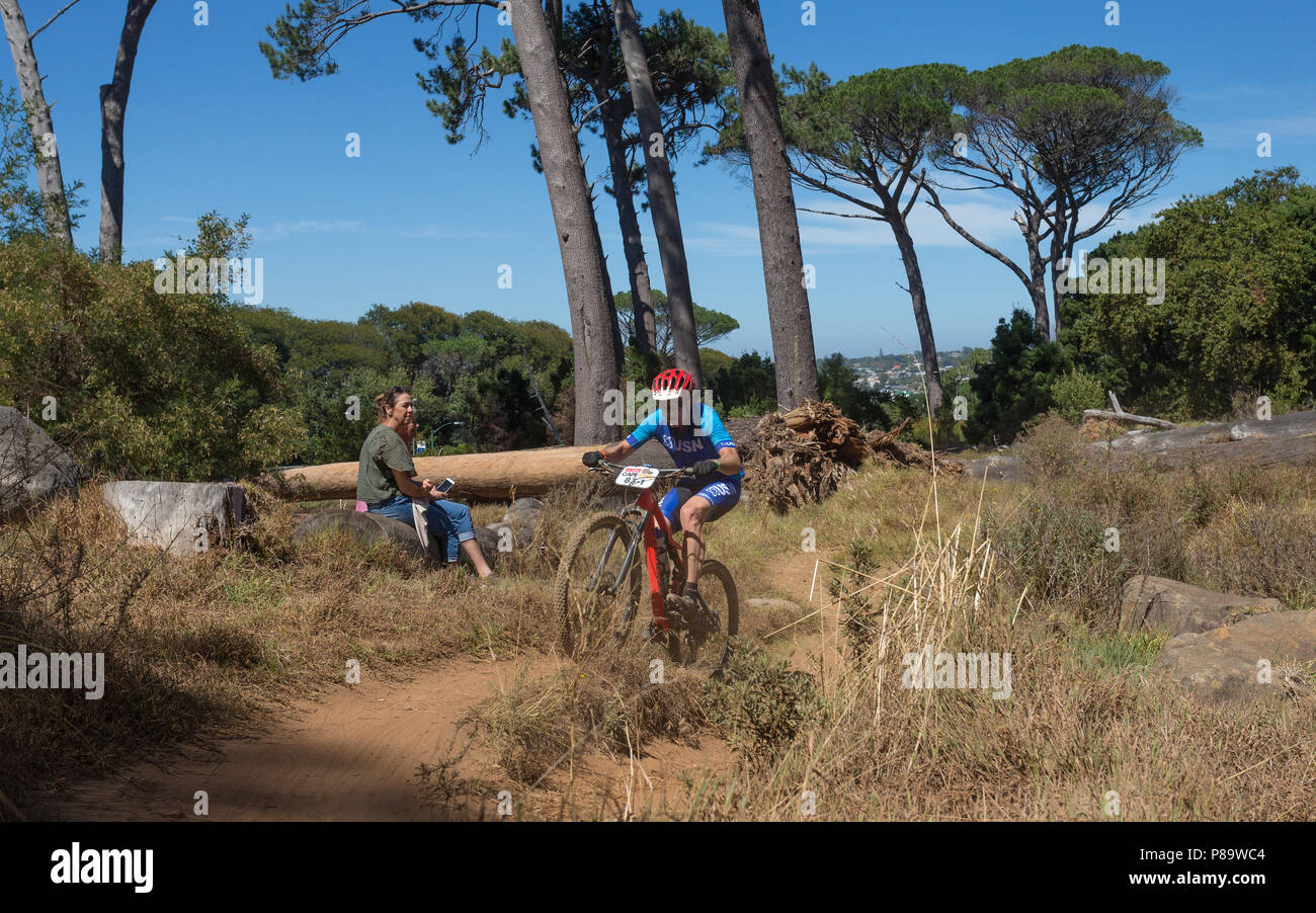 Cape Epic 2018 Radler auf hartem Ausdauerrennen in Kapstadt, Südafrika mit Zuschauern Stockfoto