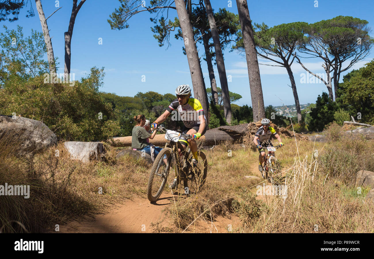 Mountainbiker auf Cape Epic 2018 Tafelbergkurs, Kapstadt, Südafrika plus Zuschauer Stockfoto