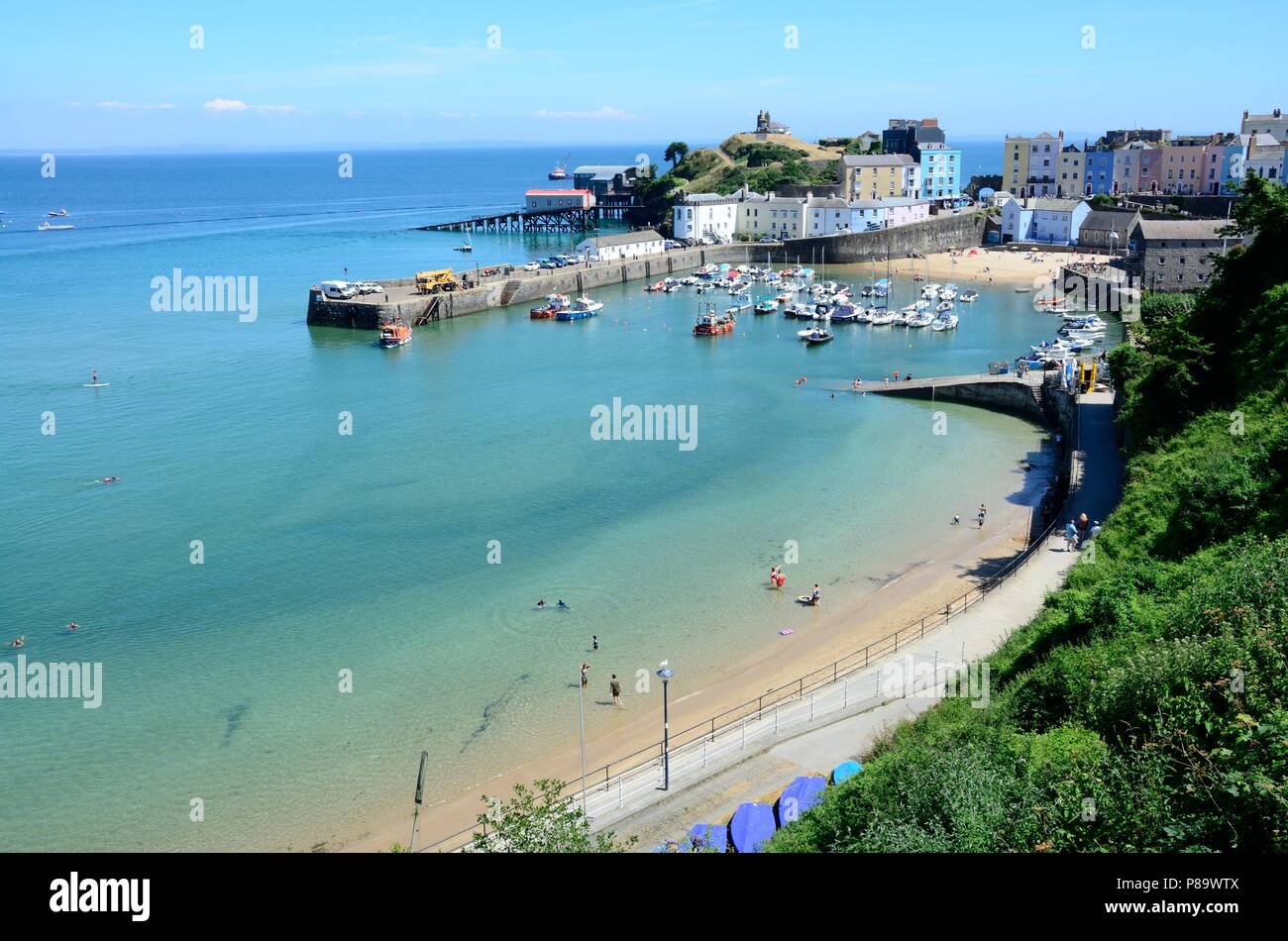 Tenby Hafen und Georgean Häuser om ein sonniger Tag Pembrokeshire Wales Cymru GROSSBRITANNIEN Stockfoto