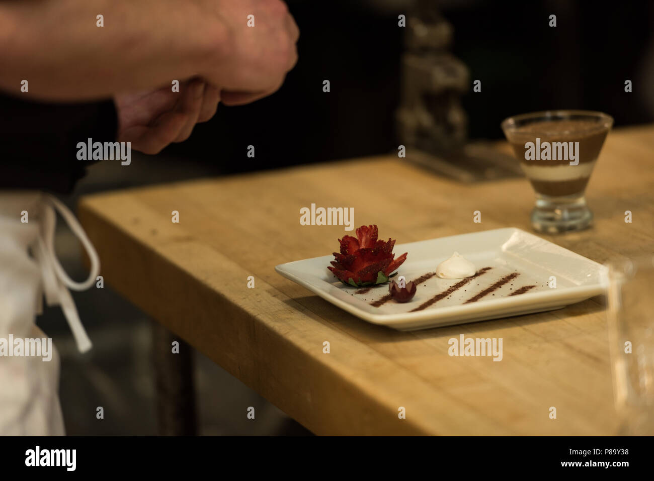 Männliche chef Obst auf einem Teller servieren Stockfoto