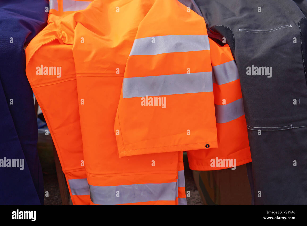 Reflektierende orange Schutzkleidung für Arbeiten Stockfoto