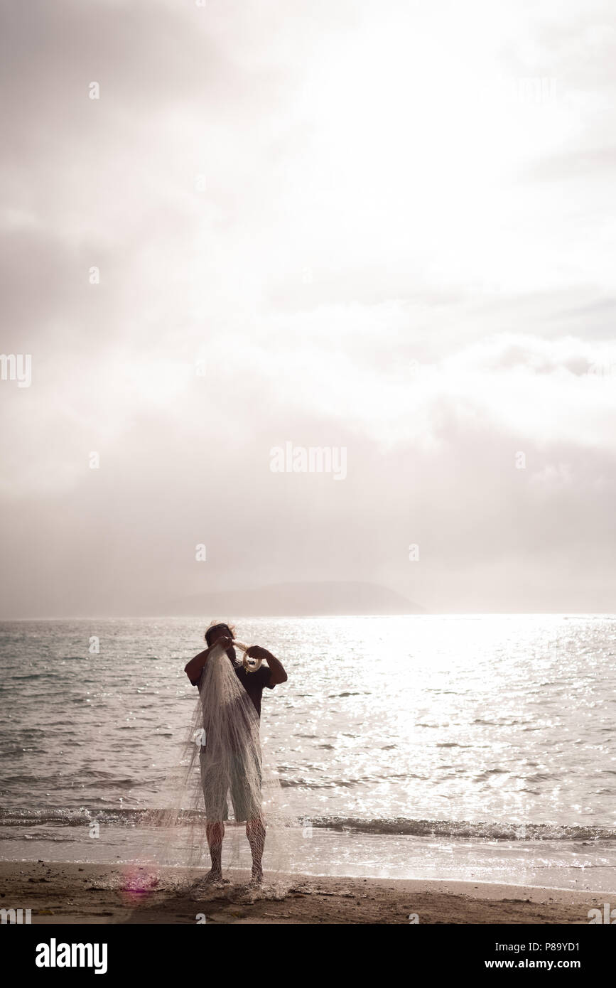 Fischer Holding fischernetz am Strand Stockfoto