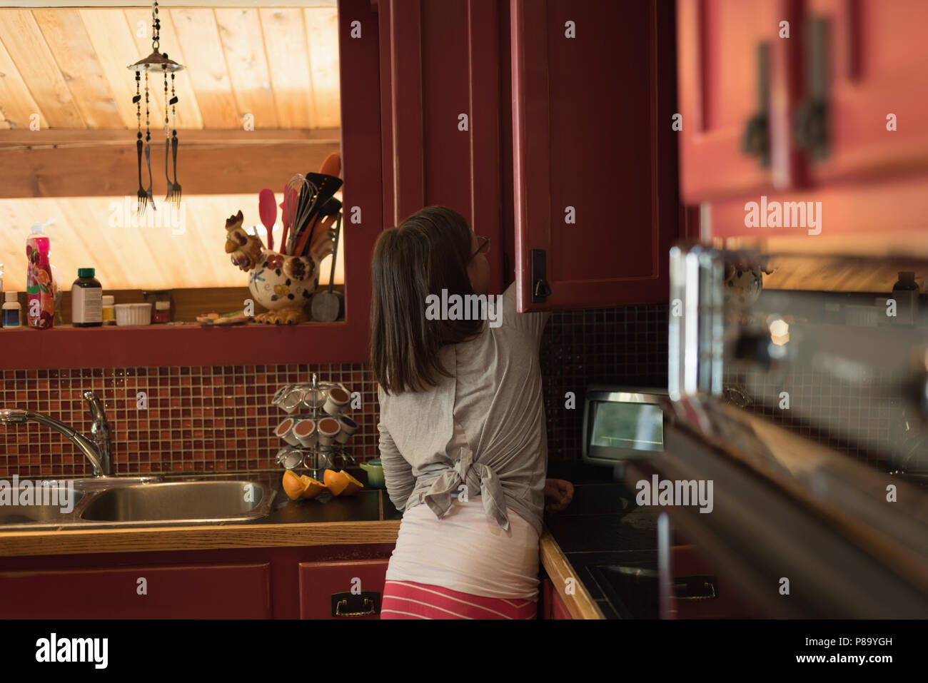 Mädchen in der Küche arbeiten Stockfoto