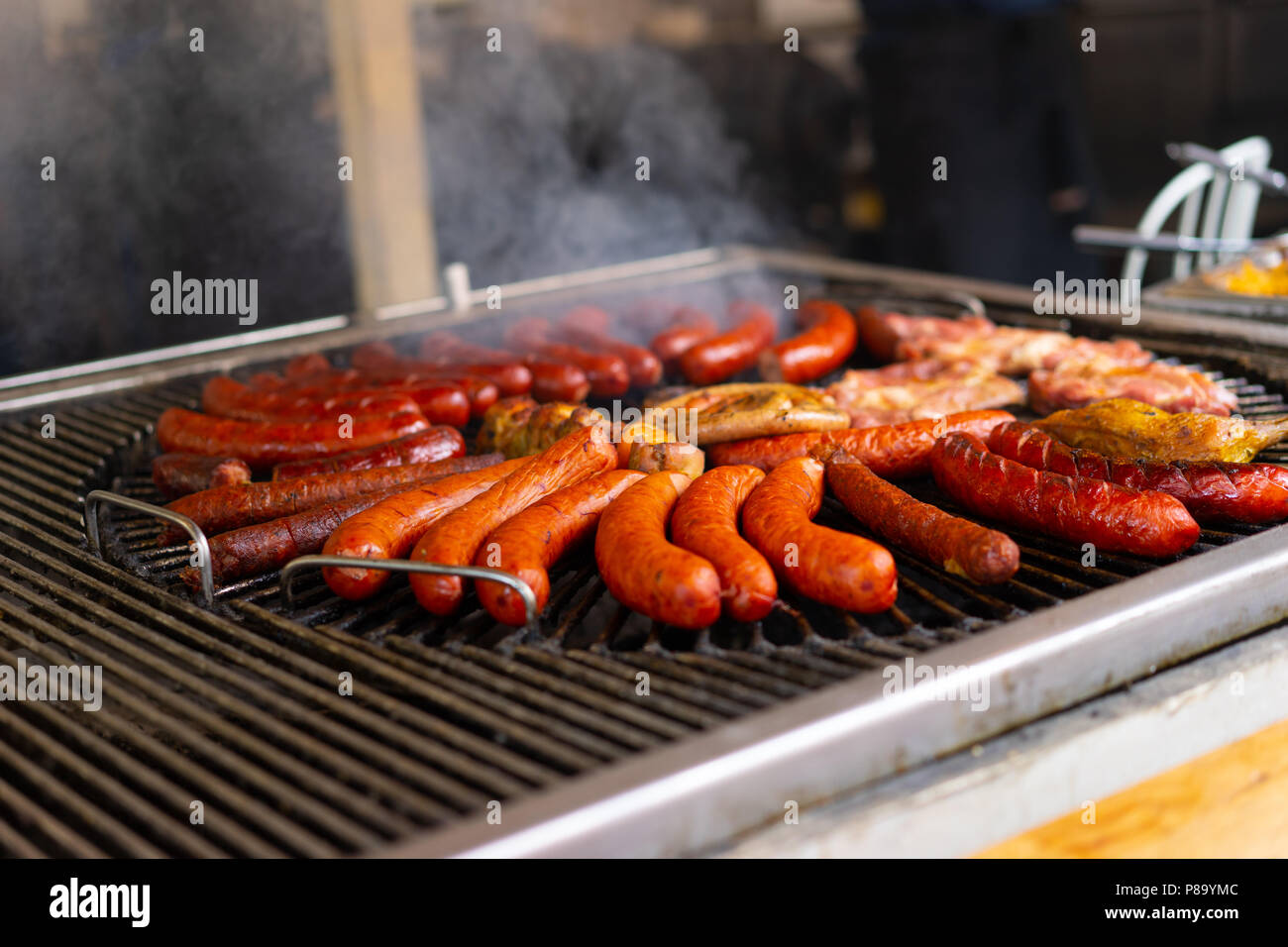 Polnische Würste und Fleisch gegrillt wird. Polen, Europa. Stockfoto