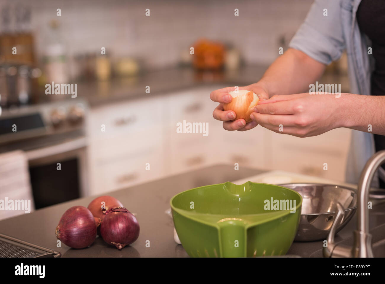 Frau entfernen, Schälen der Zwiebel in der Küche Stockfoto