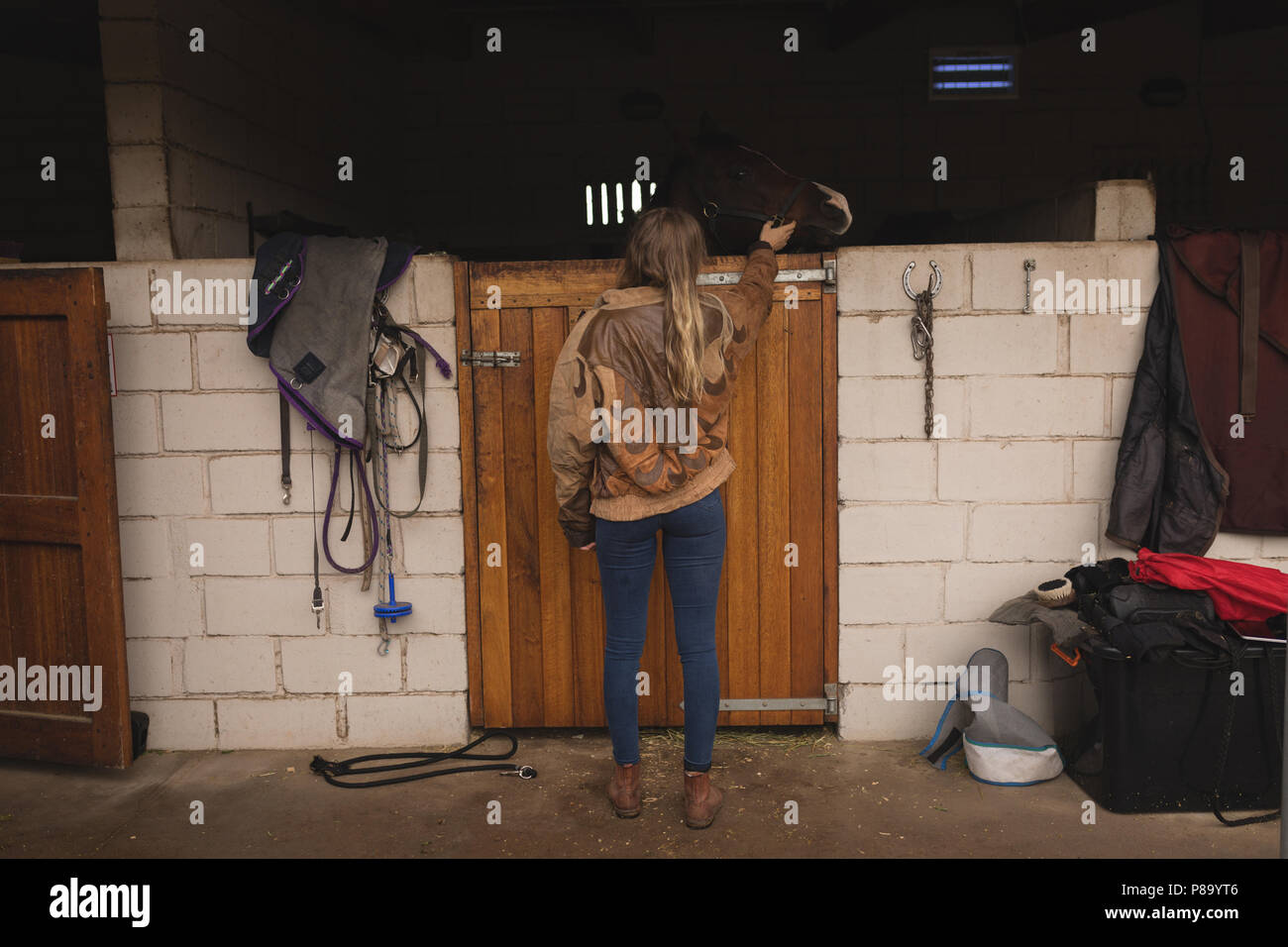 Mädchen petting ein Pferd in der Ranch Stockfoto