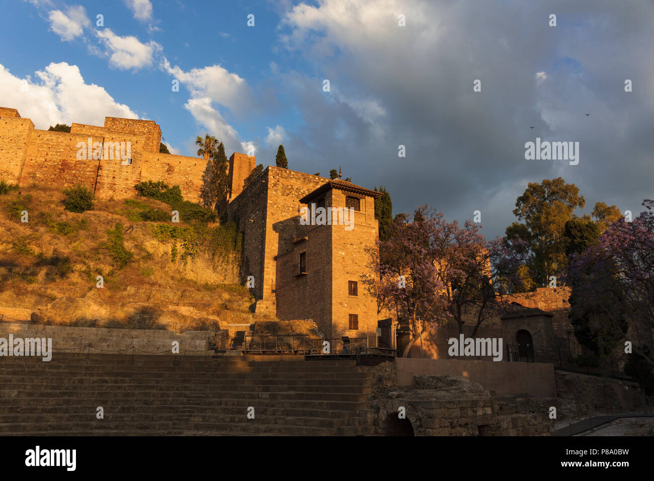 Malaga, Costa del Sol, Provinz Malaga, Andalusien, Südspanien. Die maurische Festung Alcazaba, am späten Nachmittag. Stockfoto